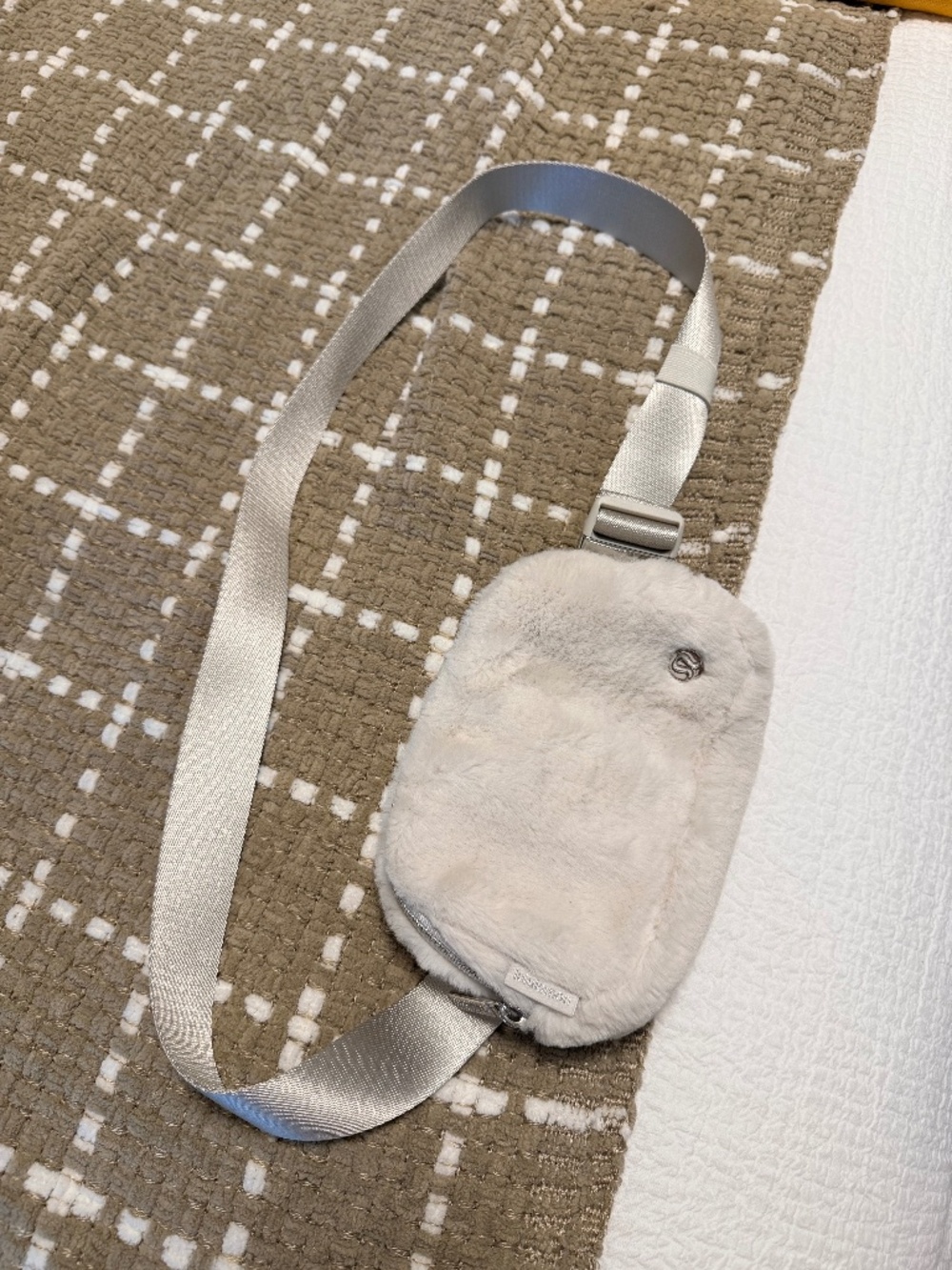 Lululemon Everywhere Plush Fleece Belt Bag in Ivory